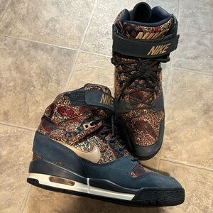 6.5 women’s Nike Paisley wedge sneakers